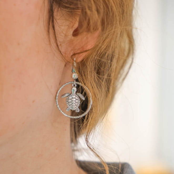 Boucles d’oreilles texturées en métal argenté, inspirées des trésors des océans.