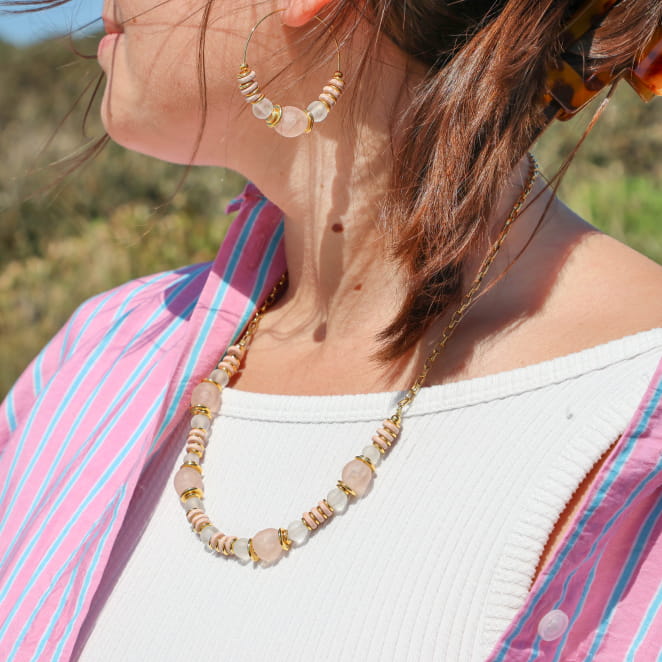 collier Guimauve doré rose, création artisanale française portée