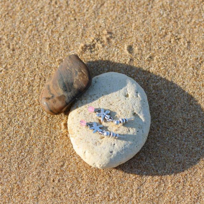 Boucles d’oreilles enfant Ibiza argentées avec perles roses, bijou délicat et joyeux