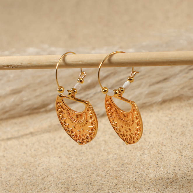 Boucles Illapa dorées à l’or fin et perles blanches, création artisanale française lumineuse.