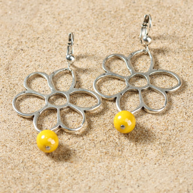 Boucles d’oreilles argentées tressées, ornées de perles jaunes éclatantes, style solaire.