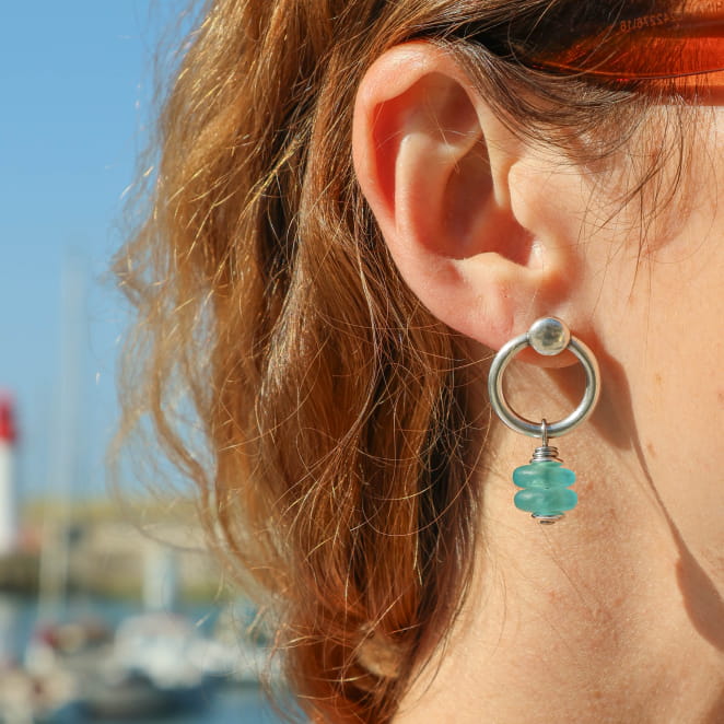 Boucles d’oreilles Kilda en métal plaqué argent et perles vert d’eau, bijou artisanal fabriqué en France.