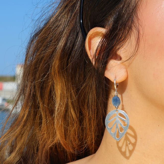 Boucles d’oreilles Lisbonne en métal plaqué argent et perles bleues, fabrication artisanale française.