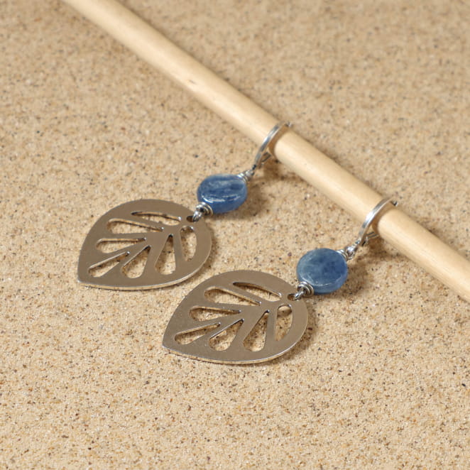 Boucles Lisbonne en métal plaqué argent et perles bleues, bijou artisanal français raffiné.