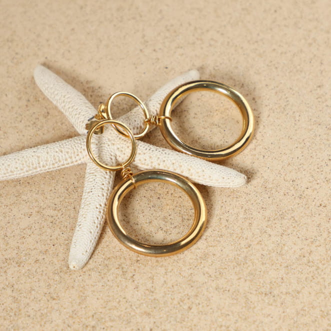 Boucles Lyana dorées avec pendentifs texturés, création artisanale française