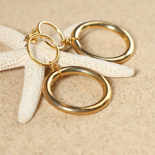 Boucles Lyana entièrement dorées à l'effet texturé, bijou artisanal français