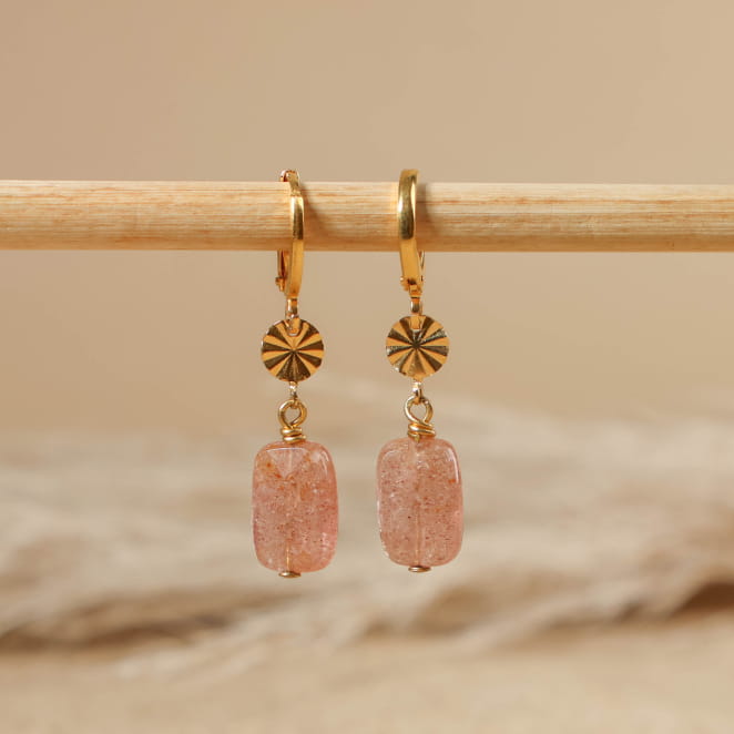 boucles d’oreilles Margaret doré avec perles roses posées sur fond sable