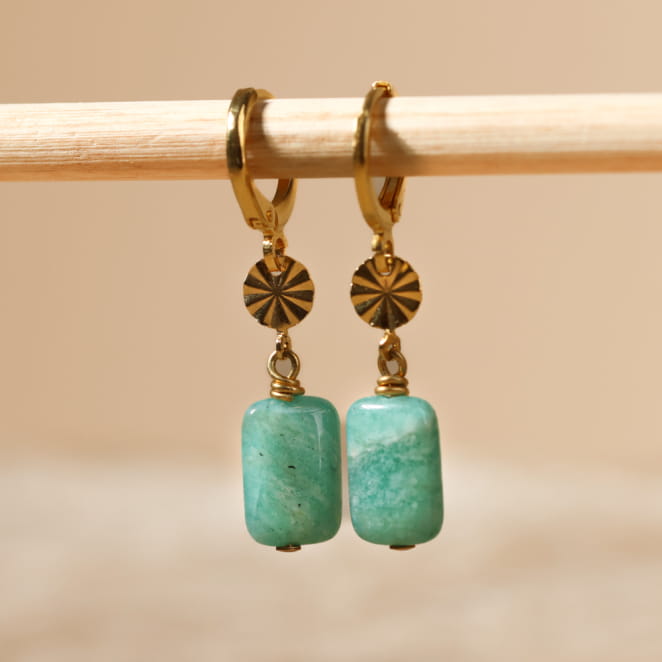 Boucles Margaret dorées, longues perles vert d’eau, élégance douce et aérienne