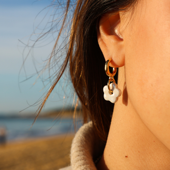 Boucles Marguerite dorées avec perles blanches, bijou fait main en France