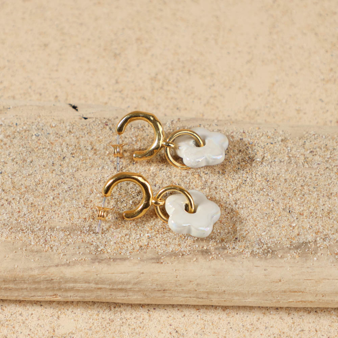 Boucles Marguerite dorées avec perles blanches, création artisanale française