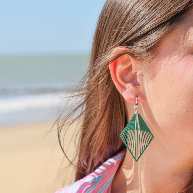 Bijou artisanal Marimba argenté et pampilles vertes, made in France.