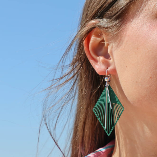Boucles d’oreilles Marimba en métal argenté avec pampilles vertes, fabrication française.