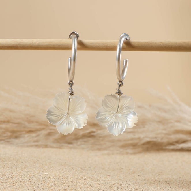 boucles Marjorie argentées, perles blanches nacrées suspendues sur fond sable