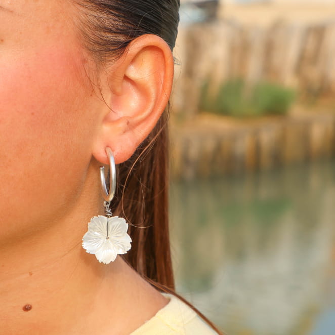 boucles d’oreilles Marjorie argentées et blanches, bijou artisanal fait main en France