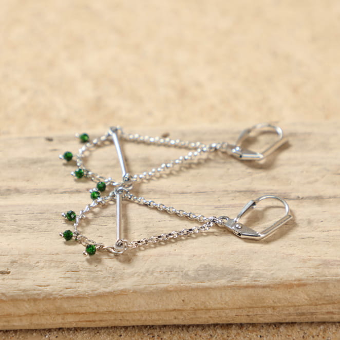 Détail des boucles d'oreilles Mésange avec perles en verre vert bouteille et chaînes argentées – création artisanale française