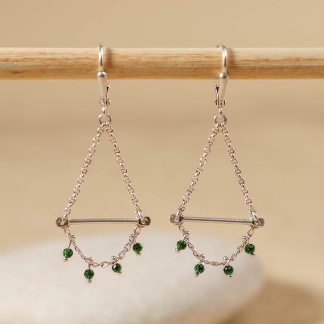 Boucles d'oreilles Mésange Retour de Plage en métal argenté 999, avec chaînes fines et grelots argentés, ornées de perles en verre vert bouteille – bijou artisanal fabriqué en France