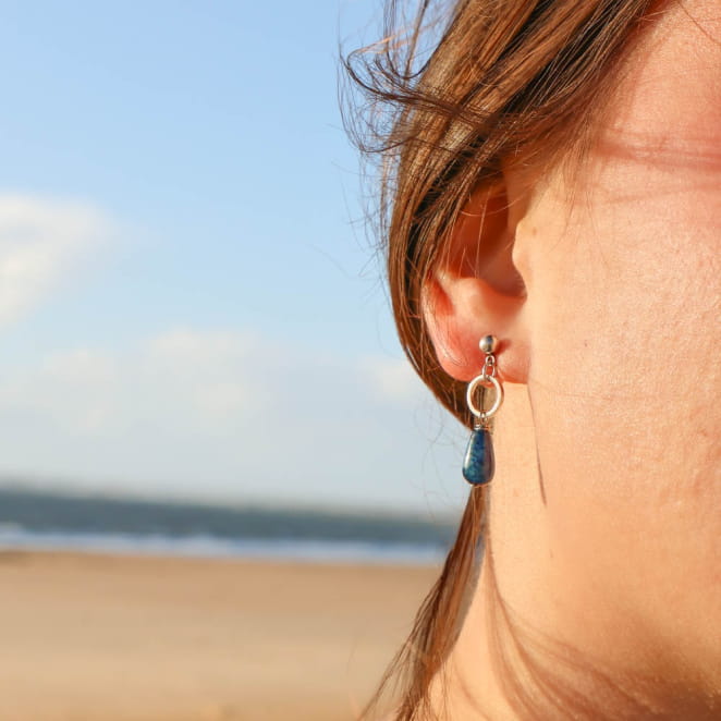 Boucles Mini en argenté et bleu marine, portées avec cheveux relevés – création française, fait main