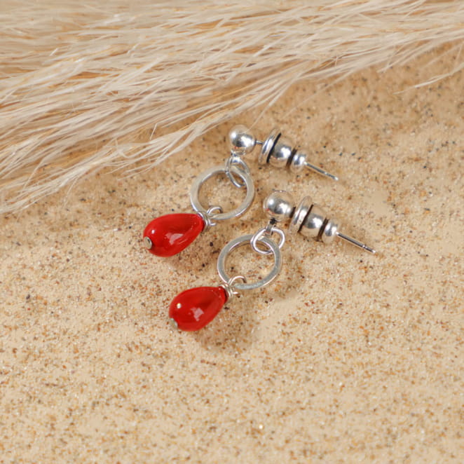 Boucles Mini en perles rouges et métal argenté, bijou fait main en France