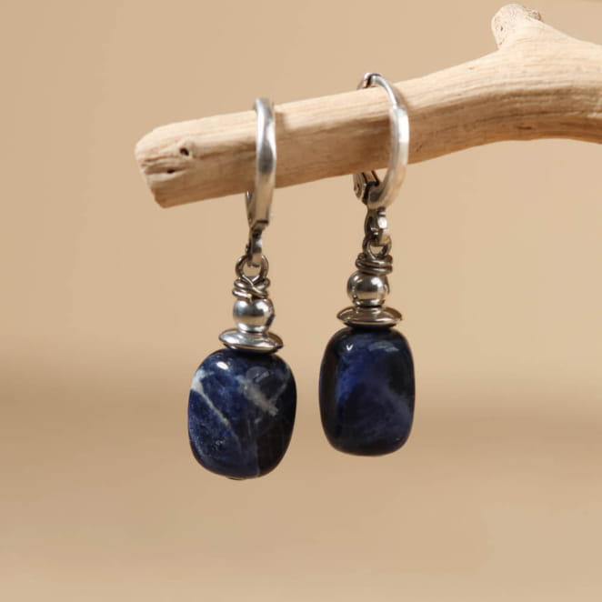 Boucles Mireille pendantes, perles bleu marine et crochets argentés, chic iodé.