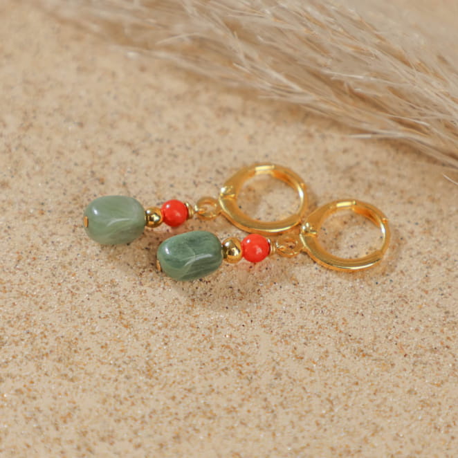 Boucles d’oreilles Nomia dorées avec perles multicolores et kaki, faites main en France