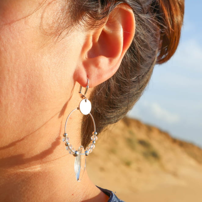 Boucles Parfum argentées avec perles transparentes, silhouette délicate – bijou artisanal français