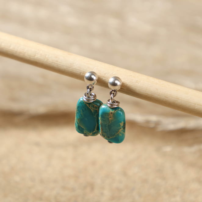 Boucles Prato argentées et perles turquoise, création française inspirée des eaux tropicales.