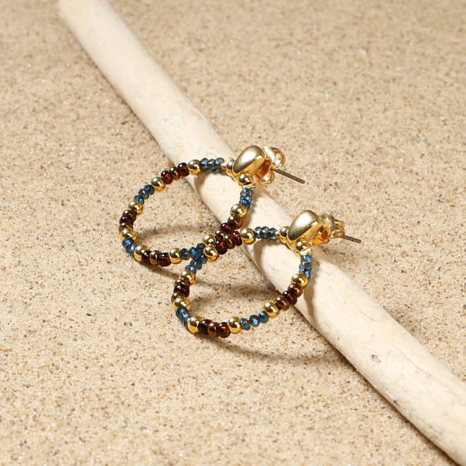 Boucles Ramses dorées à l’or fin et perles marron multicolores, bijou artisanal français raffiné.