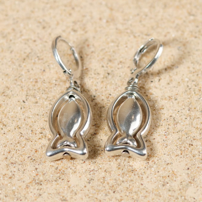 Boucles Rémora finition argentée, style contemporain et artisanal