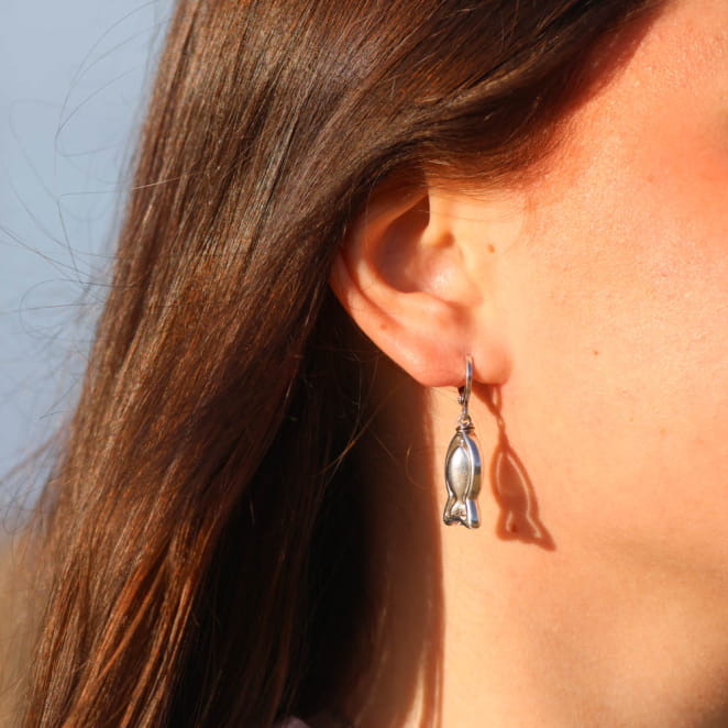 Boucles d’oreilles Rémora en finition argentée, bijou artisanal discret et élégant