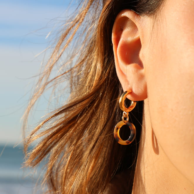 Boucles en résine marron et monture dorée, bijou artisanal fabriqué en France