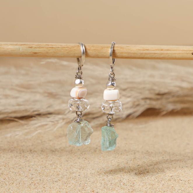 boucles d’oreilles Rocher argenté avec perles vert d’eau posées sur fond sable