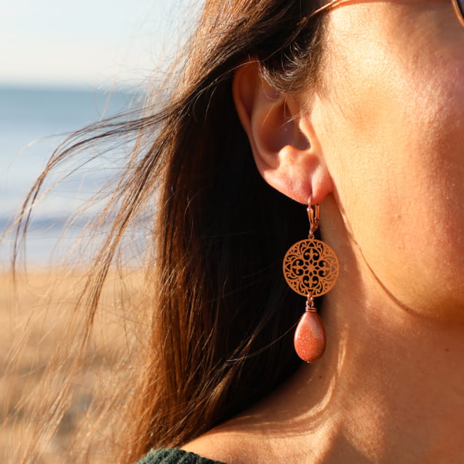 Boucles Rosie en perles rose et marron sur monture dorée, fait main en France