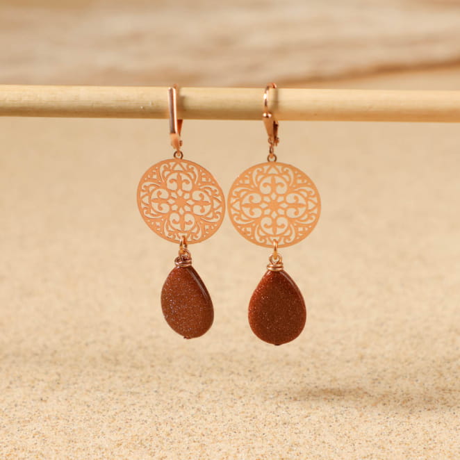 Boucles Rosie en perles rose pâle et marron sur monture dorée, fait main en France