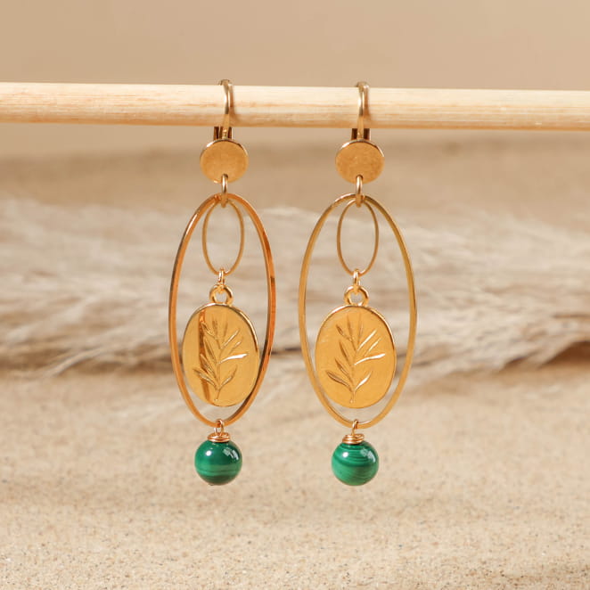 boucles d’oreilles Salvia doré avec perles vertes posées sur fond sable