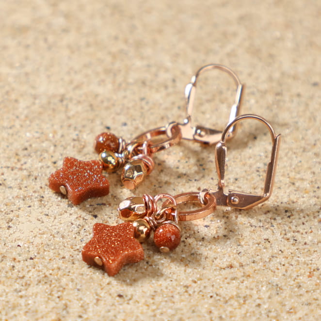 Détail des boucles d'oreilles Samedi avec étoile et perle en pierre de sable marron sur monture en métal doré rose – création artisanale française élégante