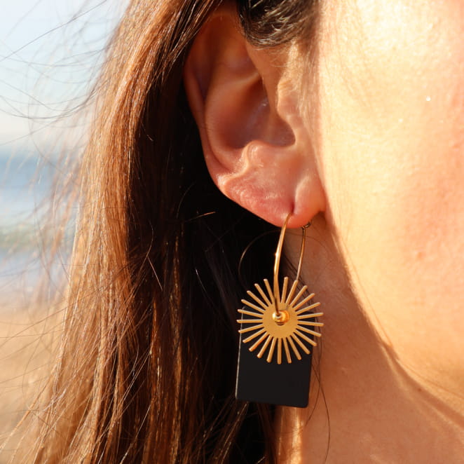 Boucles Samoa en perles noires et dorées, création artisanale française