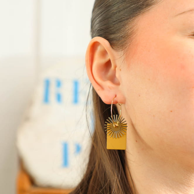 Boucles pendantes Samoa dorées avec perles moutarde, création artisanale française