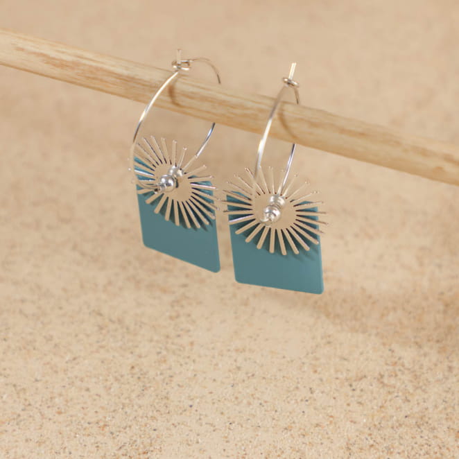 Boucles Samoa en perles bleu ciel et métal argenté, bijou fait à la main en France