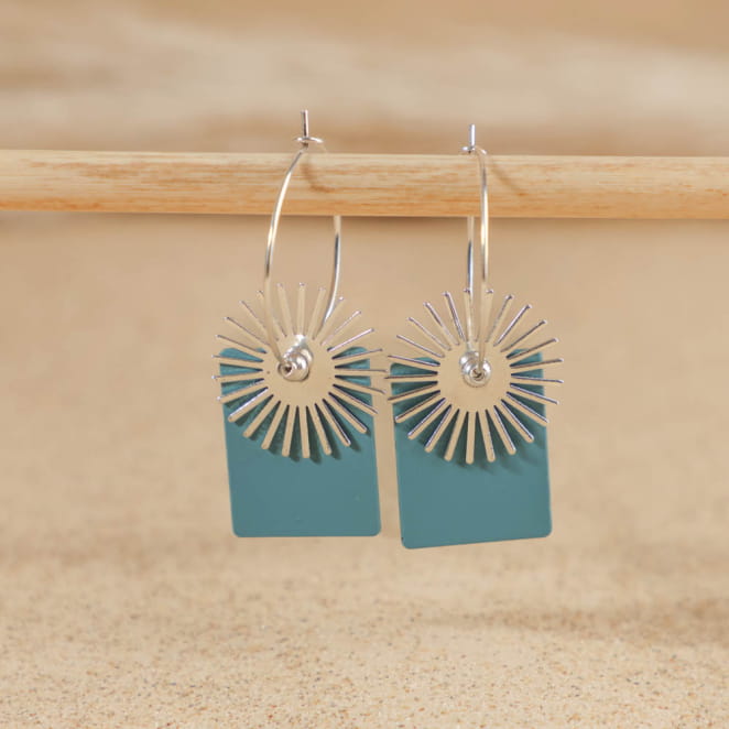 Boucles d’oreilles pendantes bleu pastel et argentées, création artisanale française