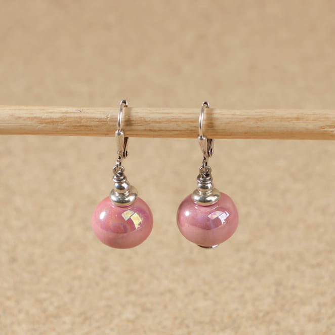 Boucles d'oreilles Seiche en céramique rose pale. Fabrication française