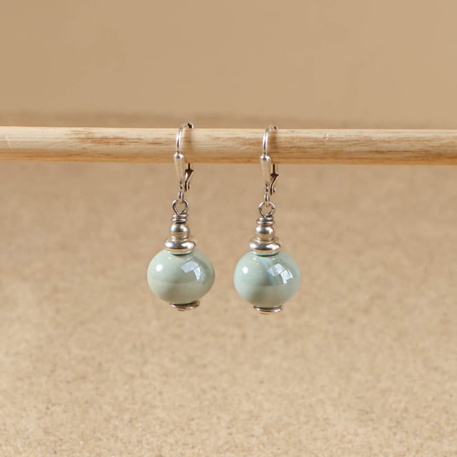 Boucles d'oreilles Seiche en céramique vert amande. Fabrication artisanale.