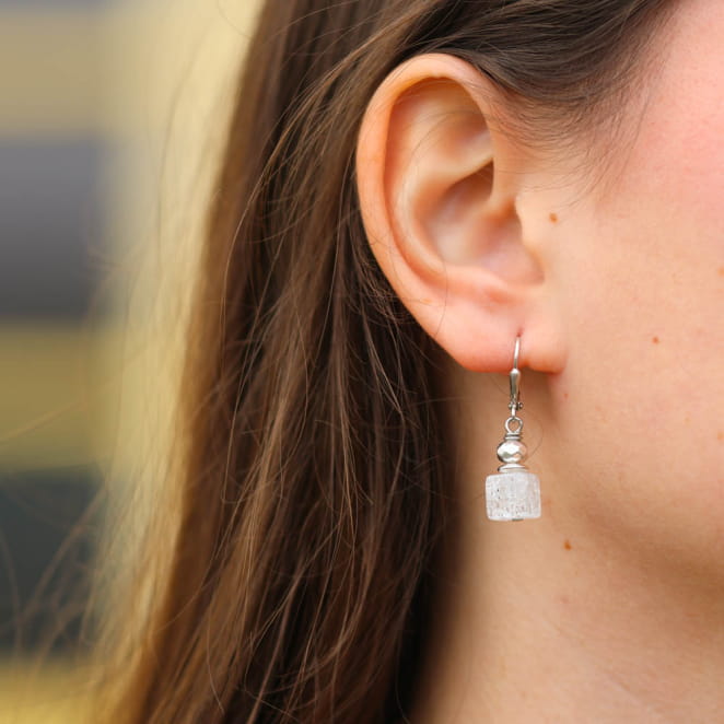 Boucles Sel argentées, perles transparentes, élégance cristalline et délicatesse