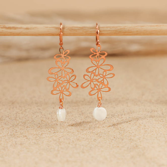 Boucles Selena dorées avec perles blanches et rose pâle, fait main en France