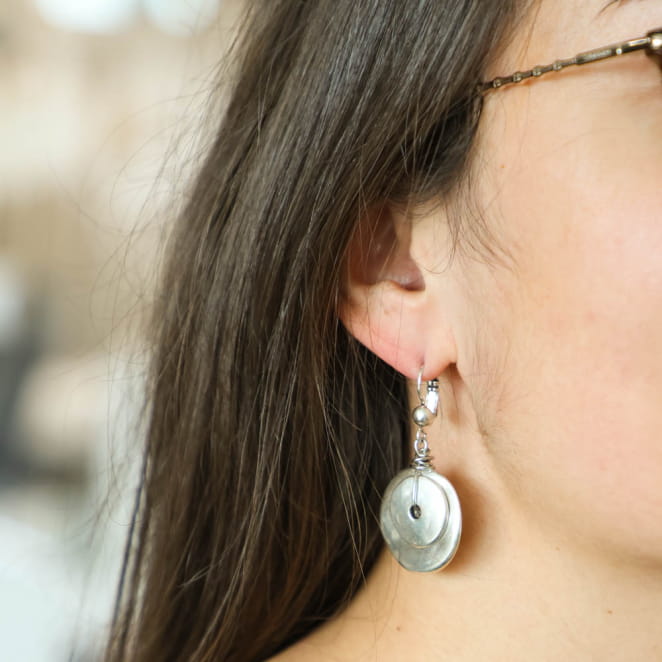 Boucles d’oreilles Sidonie en argent, au design arrondi et minimaliste.