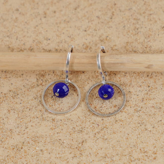 Boucles Siloe argentées à perles bleu foncé, accrochées à une branche – fait main en France