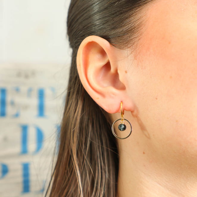 Boucles d’oreilles Siloe dorées avec perles bleu gris, bijou fait main en France