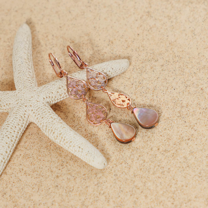 Boucles Smart dorées en perles beige rosé, fabrication artisanale française