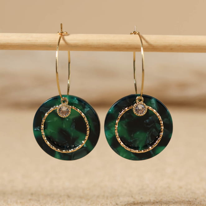Boucles Steph dorées, verre vert bouteille profond, présentées sur fond bois clair – création artisanale française