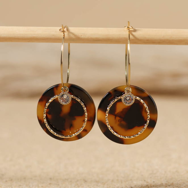 Boucles Steph dorées, pastilles effet ambre foncé, suspendues sur support bois – bijou rétro chic fait main