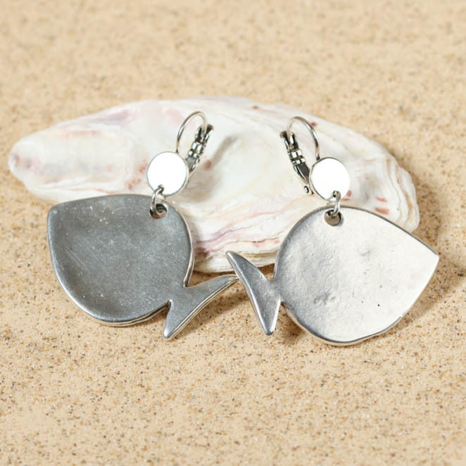 Boucles Thermale en métal argenté martelé, effet miroir et élégance brute